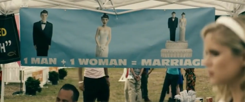 Starlight passant devant une affiche : un homme + une femme = un mariage