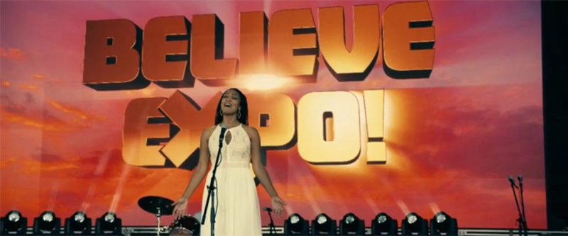 Chanteuse pendant la Believe Expo